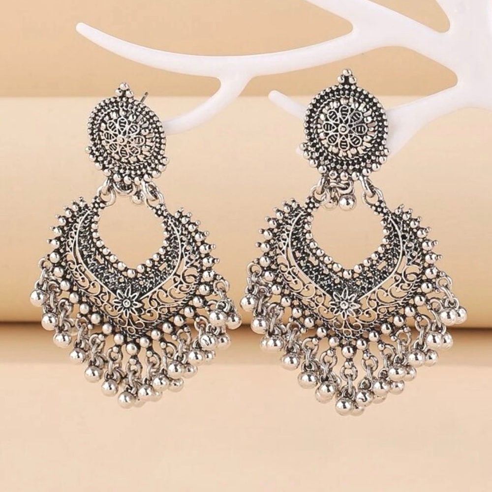 🌟3/$12 NEW Silver Round Ball Tassel Design Drop Earrings